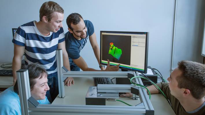 Streifenlichtprojektsverfahren Wie funktioniert Face-ID? Im Labor machen die Studierenden einen Versuch mit dem Streifenlichtprojektsverfahren.