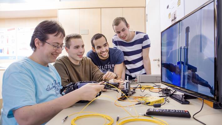 Versuchsaufbau mit Glasfaser im Labor Labor Versuchsaufbau mit Glasfaser