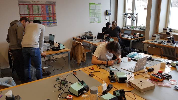 Praxisprojekt Die Studierenden haben während eines Praxisprojekts selbst einen Laser-Triangulationssensor entwickelt.