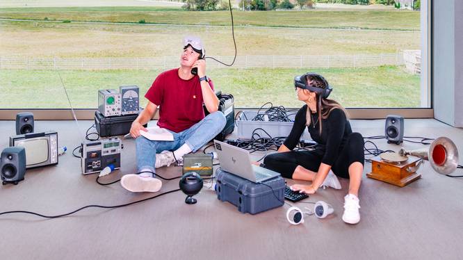 Masterstudium Digital Communication and Creative Media Production Im Master Digital Communication and Creative Media Production arbeiten zwei Studierende an einer praktischen Arbeit.