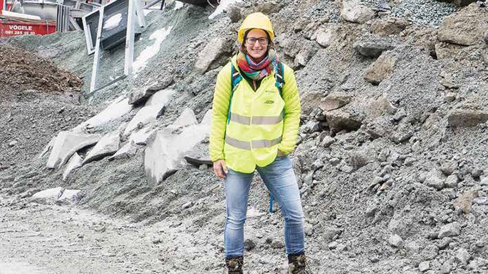 Wer hier studiert, baut an seiner beruflichen Zukunft. Angehende Bauingenieurin der Fachhochschule Graubünden beim Albulatunnel – Bauingenieure planen und konstruieren Bauwerke wie diesen.