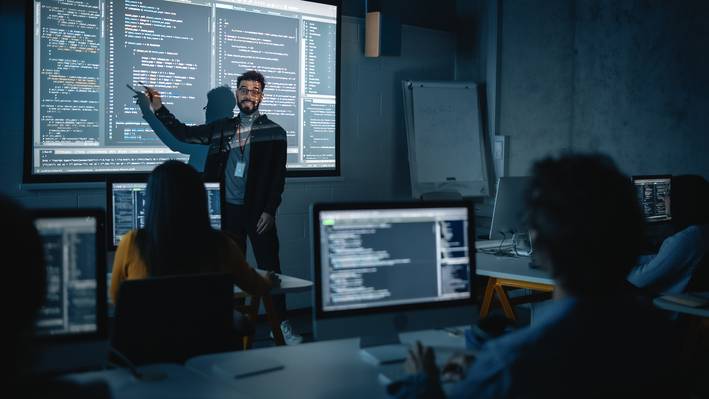 Forschungsbasierter Unterricht Ein Dozent referiert über Software Engineering und die Studierenden hören zu.