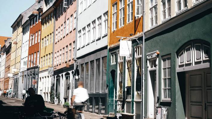 Study Trips Studierende des Digital Business Studiums sitzen im Kreis auf dem Studytrip in Kopenhagen.