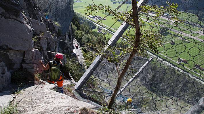 Wer hier studiert, liebt die Herausforderung. Steinschlagnetz an Felswand – Beispiel für Herausforderungen im Bauingenieurwesen in der Schweiz.