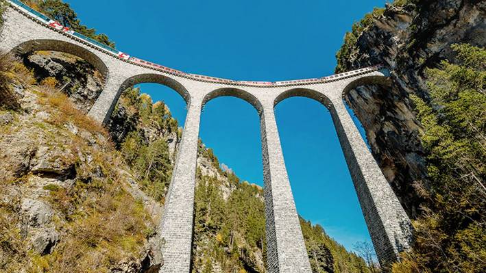 Wer hier studiert, lernt von den Besten. Landwasserviadukt in der Schweiz – ein beeindruckendes Bauwerk, das zeigt, worum es beim Bauingenieur studieren geht.