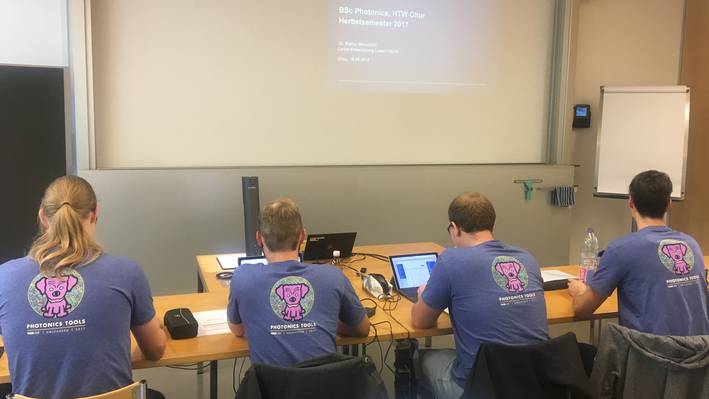 Optoelectronics Unterricht Studierende des Bachelorstudiums Photonics tragen T-Shirts einer Partnerfirma.
