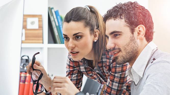 MSE Engineering Masterstudium Zwei MSE Engineering Studierende am Computer