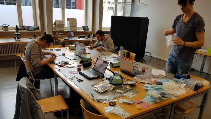 Laser-Triangulationssensor Im Praxisprojekt haben die Studierenden das Schema designt, den Print bestellt und das Gehäuse mit dem 3D-Drucker erstellt. Und anschliessend den Triangulationssensor zusammengebaut und in Betrieb genommen.