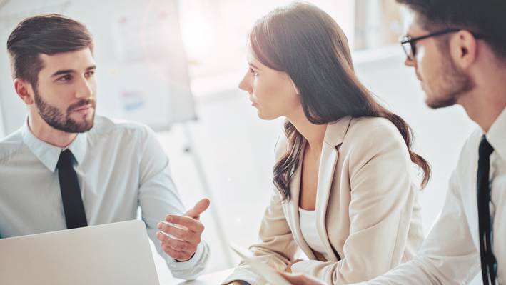 Hebe dich von der Masse ab Studierende des Digital Supply Chain Studiums im Gespräch