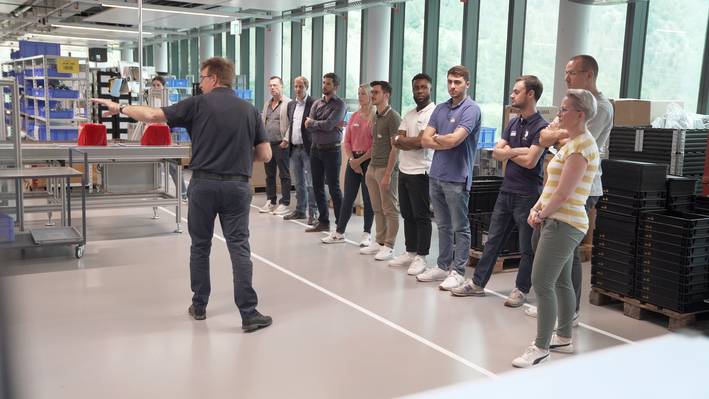 Studiere praxisnah Digital Supply Chain Management Studierende auf einer Exkursion bei einem Unternehmen.
