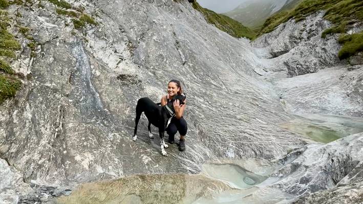 So findet die Autorin ihren Ausgleich: Bei einem Spaziergang zu den Gletschermühlen auf der Alp Mora.