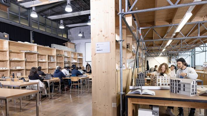 Wer hier studiert, baut an seiner Zukunft. Architekt studieren umfasst kreatives Arbeiten und gemeinsames Lernen an der Fachhochschule.