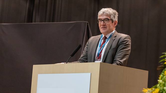 Dr. Jon Domenic Parolini am Rednerpult der FHGR anlässlich des Auftaktevents Dr. Jon Domenic Parolini am Rednerpult der FHGR anlässlich des Auftaktevents