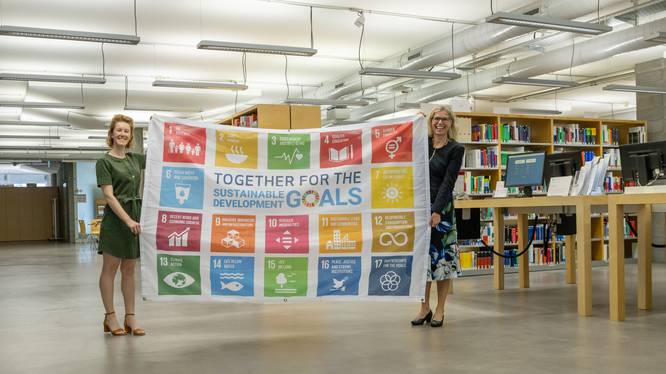 Anlässlich des SDG Flag Day 2023: Prof. Dr. Ulrike Zika (rechts) und Eleanor Jehan (links) zeigen mit der SDG-Fahne das Engagement der FH Graubünden für die Ziele nachhaltiger Entwicklung. Mein erster Arbeitstag und ein Auftrag, der blieb