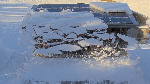 Forschende der FH Graubünden untersuchten, inwiefern es sich lohnt, Photovoltaik-Anlagen mittels Rückstrombeheizung schneefrei zu machen, um Winterstrom zu produzieren. Das Bild zeigt den Moment eines Abbruchs während einer Heiz-Phase in Davos im Winter 2024/2025.