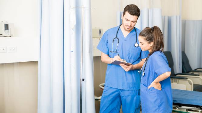 Bachelor Pflege Header Bachelor Pflege: Studierende bei einem klinischen Assessment im Praktikum