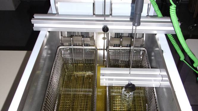 Temperaturmessungen im Gerätemesslabor: Hier werden unter anderem Fritteusen auf ihre Energieeffizienz getestet. Energieeffizienz in der Profiküche