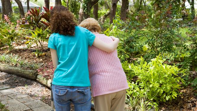FairCare-Projekt Junge Frau hilft einer Seniorin beim gehen