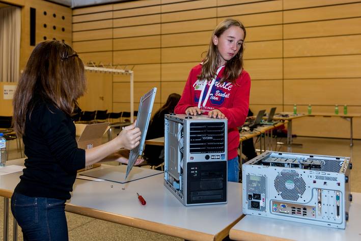Mädchen – Informatik – Los! Mädchen beim Zusammenbau eines Computers