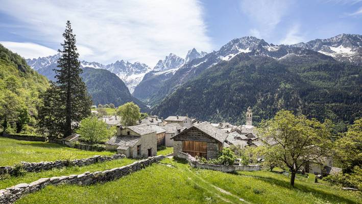 Wer hier studiert, hat einen weiten Horizont. Architektur studieren Schweiz: Häuser in Graubünden zeigen Klima- und Topografie-Herausforderungen.