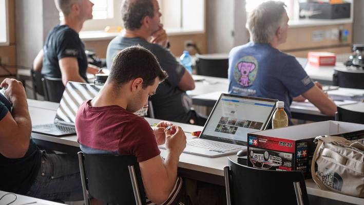 Kleine Klassen, persönliche Betreuung Studierende am Zuhören
