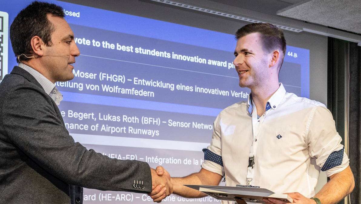 Dominic Moser erhält den «National RUAG Student Innovation Award» für seine Bachelorarbeit an der FH Graubünden. (Bild: RUAG AG)