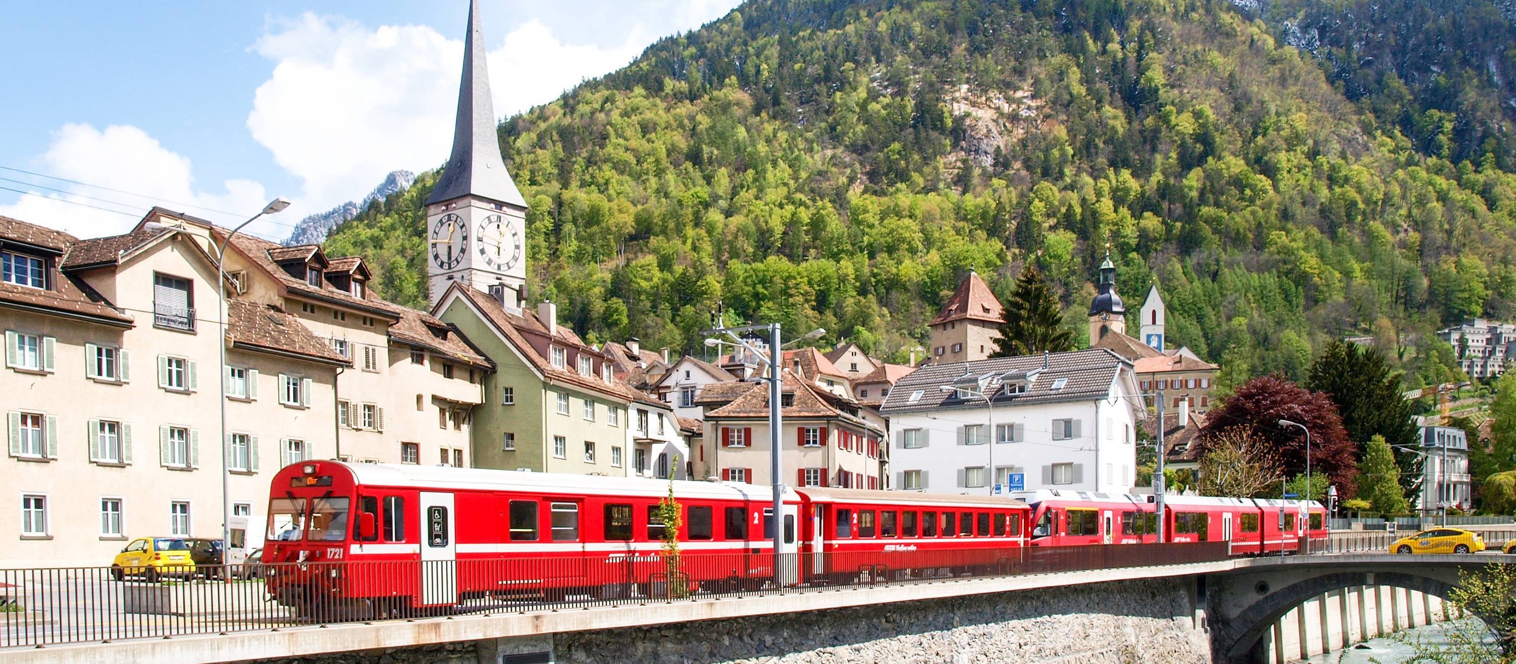 Imagebild Regionalpolitik Zugkomposition der Rhätischen Bahn entlang der Plessur neben der Churer Altstadt