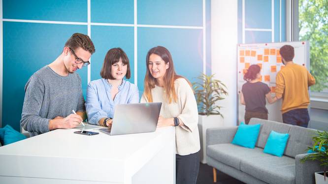 Digital Business Management Digital Business Management Studium in Chur: Studierende bei praktischen Arbeiten.