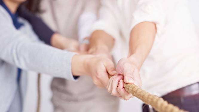 MAS Business Administration MAS Business Administration Studierende ziehen gemeinsam an einem Strick