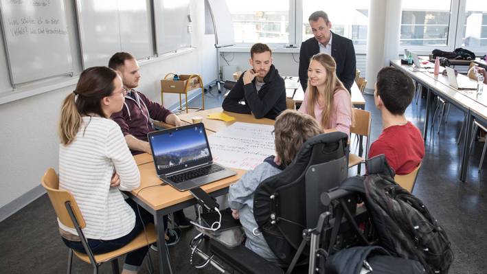 Gian Andrea Kollegger und Mitstudierende im Austausch mit ihrem Dozenten. Gruppenarbeit von Studierenden