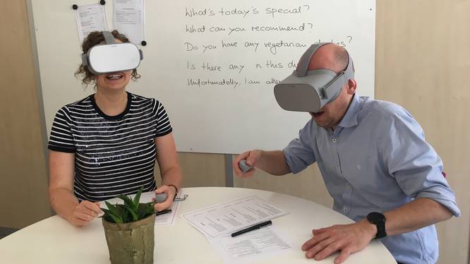 Im Klassenzimmer die Welt bereisen: Virtual Reality macht’s möglich Zwei Angehörige der Fachhochschule Graubünden mit VR-Brillen