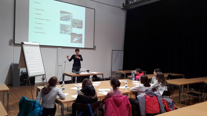 Einführung Nationaler Zukunftstag Teilnehmende im Atelier