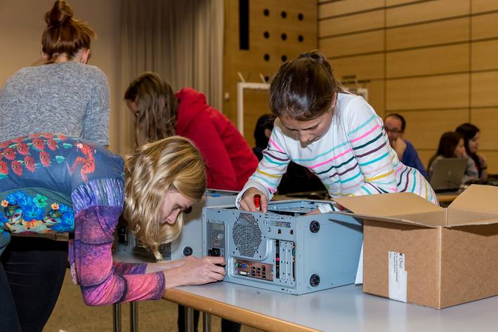 Mädchen – Informatik – Los! Teilnehmerinnen beim Zusammenbau eines Computers
