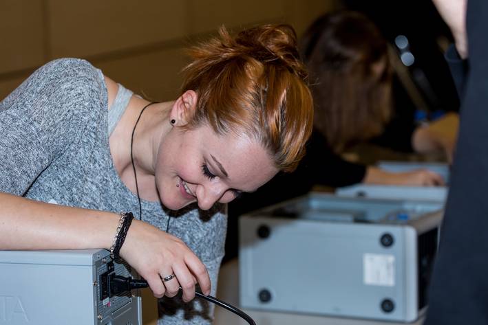 Mädchen – Informatik – Los! Teilnehmerin beim Zusammenbau eines Computers