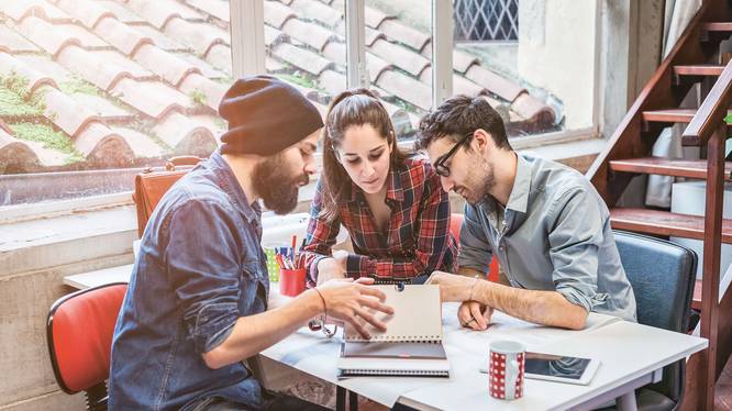Bachelorstudium Tourismus Im Tourismus Studium treffen sich Studierende für eine Gruppenarbeit.