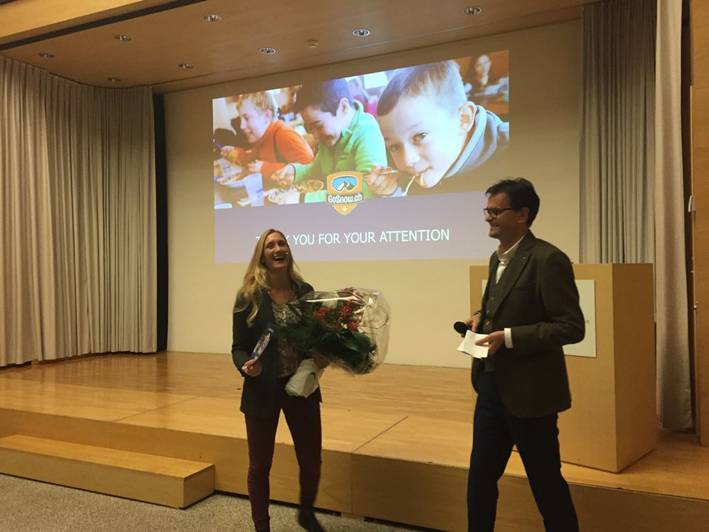 Distinguished Speaker Series (DSS) Überreichung von Blumen.