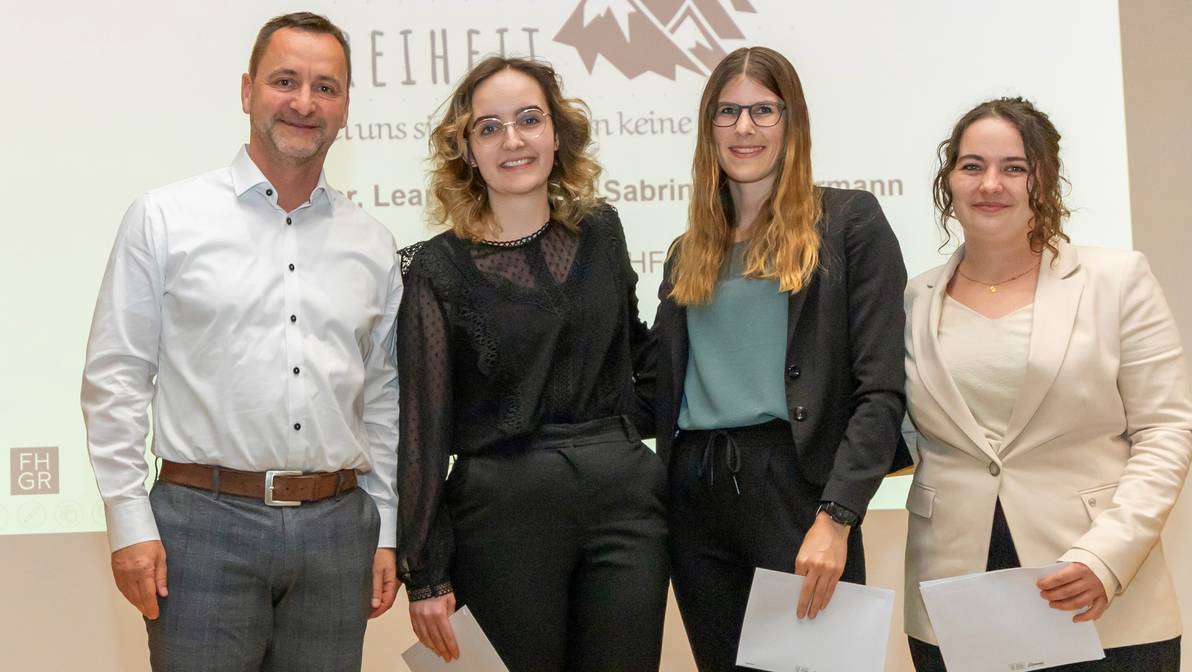 Preisstifter Enrico Lardelli (Graubündner Kantonalbank) mit den Zweitplatzierten Leandra Signer, Sabrina Zimmermann und Joy Kohler. (v.l.n.r.) 