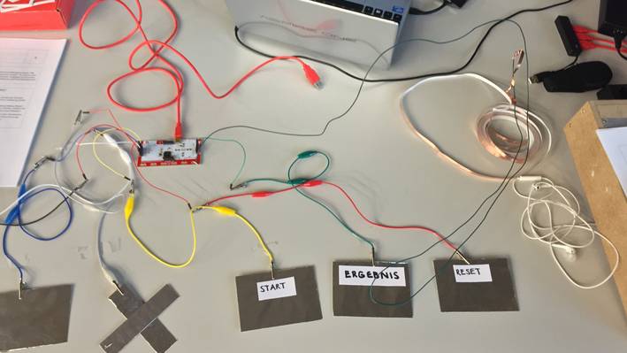 MakeyMakey Mit Kablen, Klemmen und Metallplatinen lassen sich innert kürzester Zeit auf Berührung reagierende Installationen herstellen.