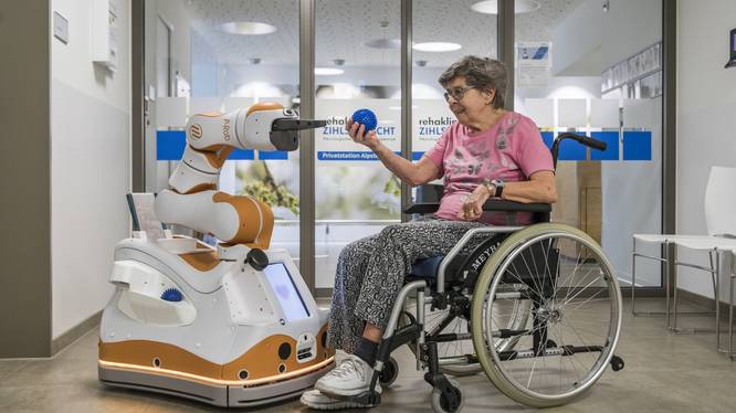 Betreuungsroboter werden auf Herz und Nieren getestet Wissensplatz Betreuungsroboter im Altersheim