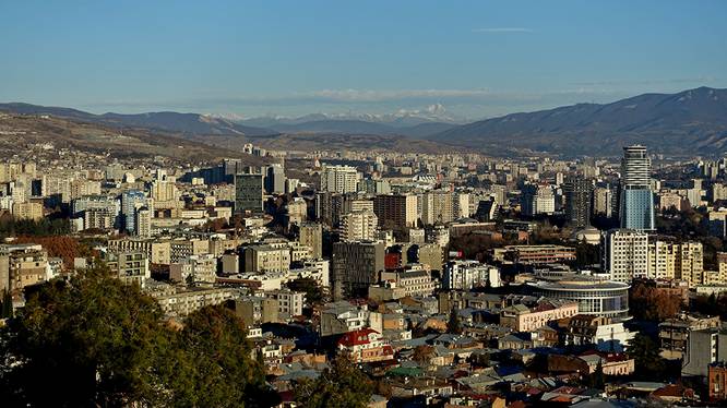 Die georgische Hauptstadt Tbilisi ist eine faszinierende Mischung aus Antike und Moderne Die georgische Hauptstadt Tbilisi ist eine faszinierende Mischung aus Antike und Moderne