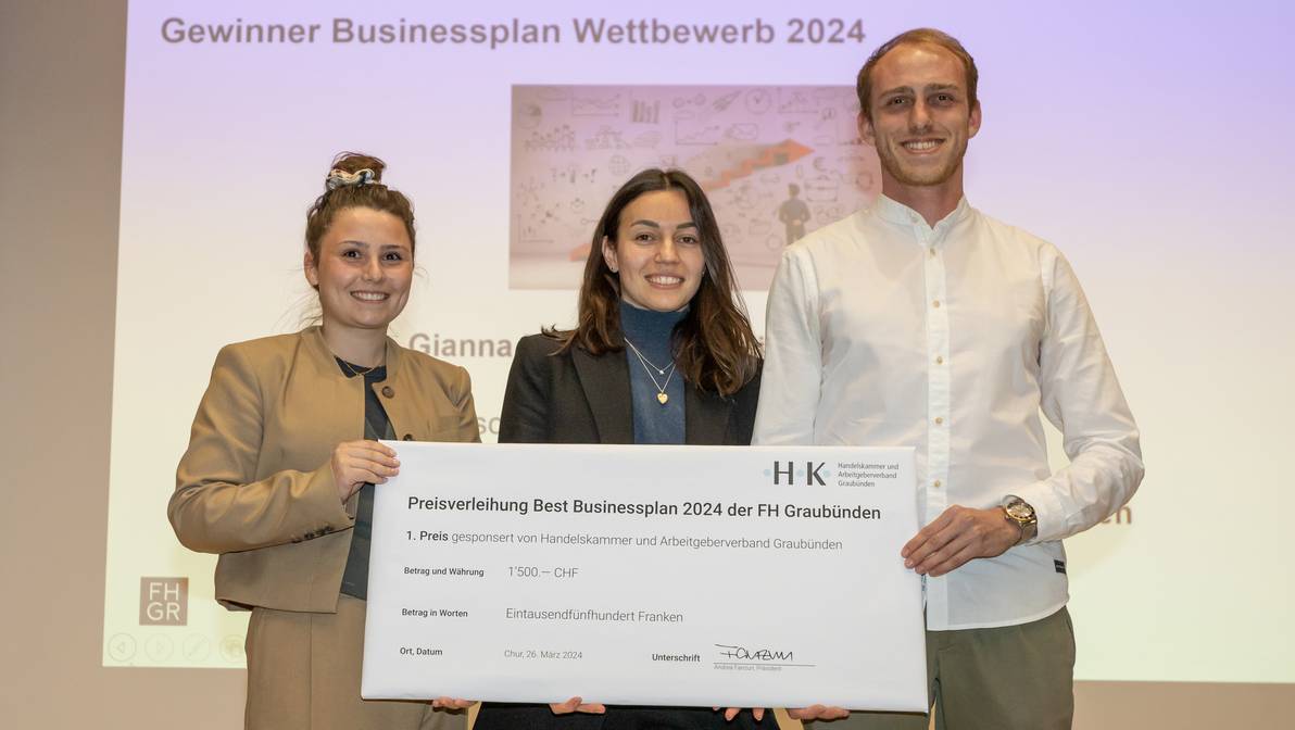 Gewinnerteam des Best-Businessplan-Wettbewerbs 2024 der FH Graubünden (v.l.n.r.): Gianna Foppa, Lina Gilli und Robin Tillessen.   