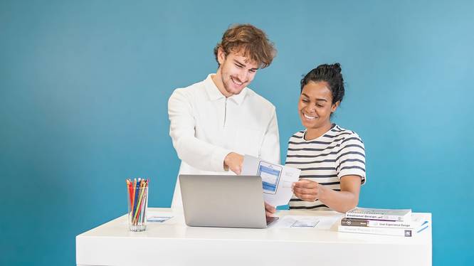 Master UX Design Zwei Masterstudierende in der UX Design Ausbildung an einer Projektarbeit.