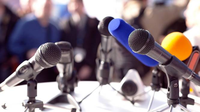 Podest mit Mikrofone Wissensplatz Pflichten der Verwaltung und der Politik im Umgang mit Medien