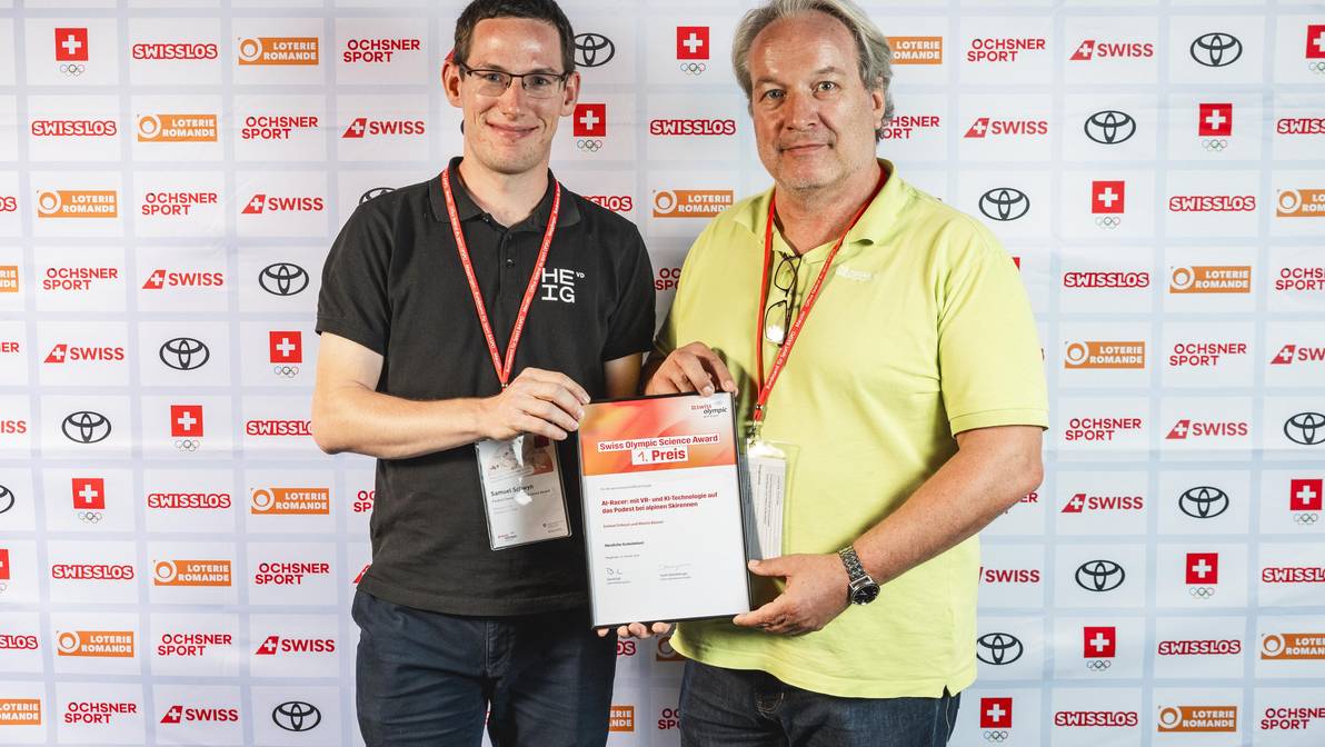 Samuel Schwyn (links) von der Haute École d'Ingénierie et de Gestion du Canton de Vaud und Martin Bünner (rechts) von der FH Graubünden nehmen den Swiss Olympc Science Award entgegen.