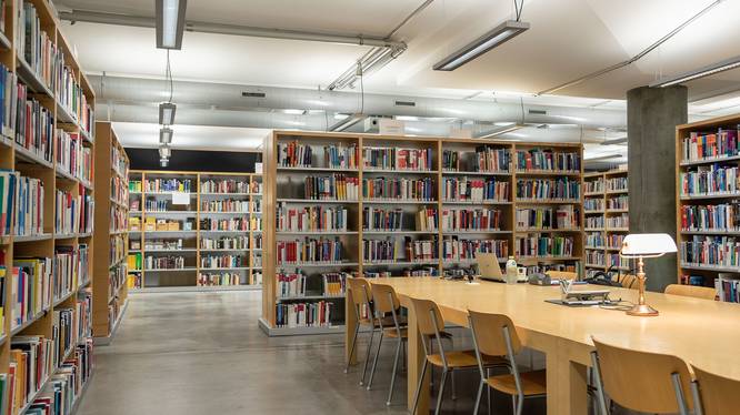 Die Bibliothek an der Comercialstrasse ist einer von zwei FHGR-Bibliotheksstandorten. Die Bibliothek an der Comercialstrasse ist einer von zwei FHGR-Bibliotheksstandorten.