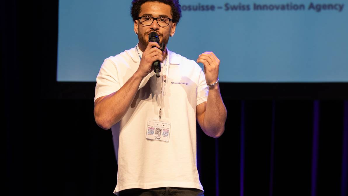 Osaze Osa, Digital-Business-Management Student an der FH Graubünden und CEO von Stellenmatch, gewinnt den Publikumpreis von Talent Pitch 2025. (Bild: Chantal Teixeira)