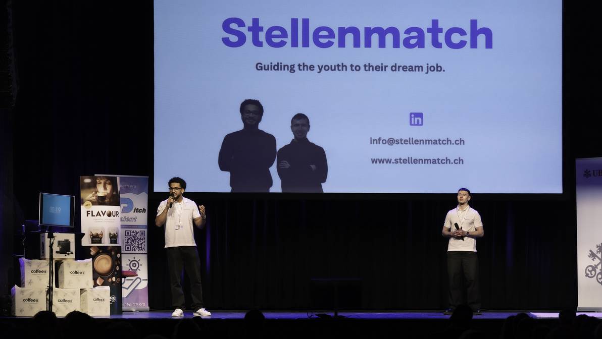 Der Publikumspreis von Talent Pitch 2025 geht an FHGR-Studierende für ihre Berufswahl-Plattform "Stellenmatch". (Bild: Chantal Teixeira)