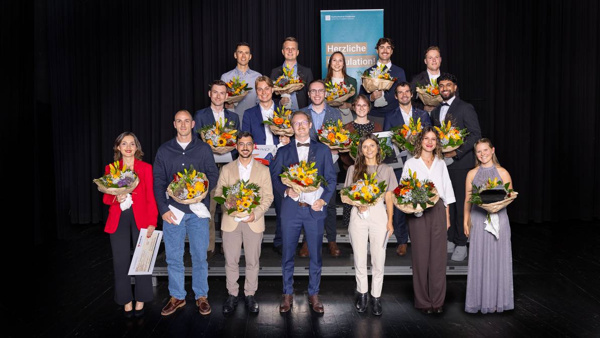 Die Besten ihres Jahrganges und Spezialpreis-Träger an der Fachhochschule Graubünden im 2025 sind: (hinten von links) Joshua Eggenberger, Lukas Ess, Julia Petschulat, Rouven Inauen, Dominic Müller, (Mitte von links) Flavio Dunlop-Pfister, Simon Müller, Severin Hanke, Laura Lackner, Christoph Zimmermann, Sangeeths Chandrakumar, (vorne von links) Nadine Cotti, Rony Schädler, Cedric Stähli, Benjamin Maier, Stefanie Gross, Simone Reinhard, Julia Mauchle. Es fehlt: David Schober