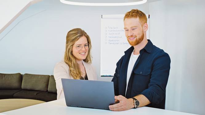 Bachelor Betriebsökonomie Zwei Studierende arbeiten im Betriebsökonomiestudium am Laptop.
