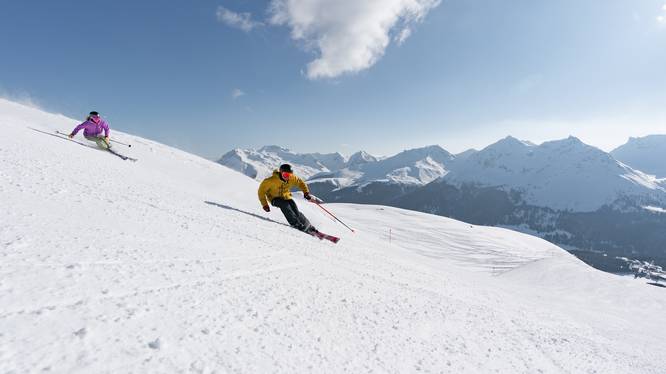 Chur - Die Alpenstadt Header Skifahrer auf einer Piste in Graubünden